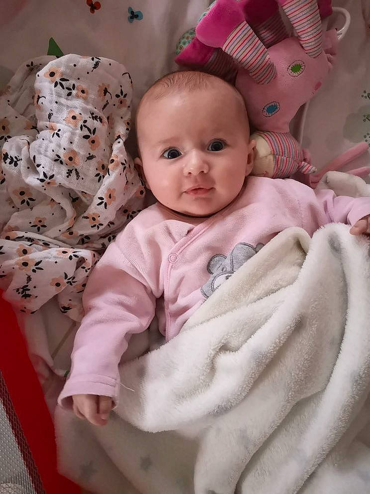 Capucine a rejoint le concours — aidez-le/la à gagner de superbes lots ! baby, baby_products, baby_safety, baby_toddler_clothing, bedding, cheek, child, comfort, event, happy, head, linens, magenta, pattern, person, pink, skin, sleeve, smile, textile