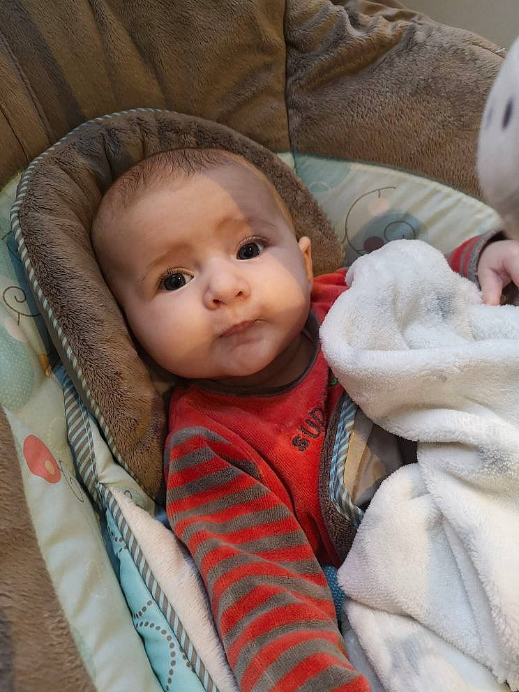 Capucine a rejoint le concours — aidez-le/la à gagner de superbes lots ! baby, baby_products, baby_toddler_clothing, cheek, child, comfort, eye, head, iris, linens, lip, nose, outerwear, person, product, sitting, skin, sleeve, textile, toddler