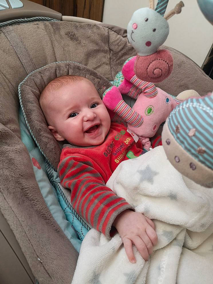 Capucine participe au concours pour gagner de l'argent avec cette photo : baby, baby_toddler_clothing, balloon, cheek, child, comfort, couch, facial_expression, head, linens, mammal, person, pink, product, skin, sleeve, smile, snapshot, textile, toddler