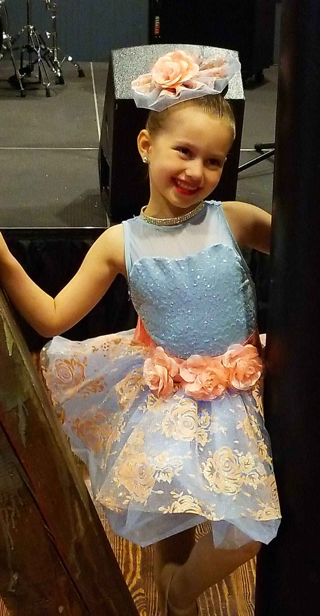 Collieonia is registered to the contest to win money with this photo: child, child_model, clothing, costume, dress, fashion, hair_accessory, joy, person