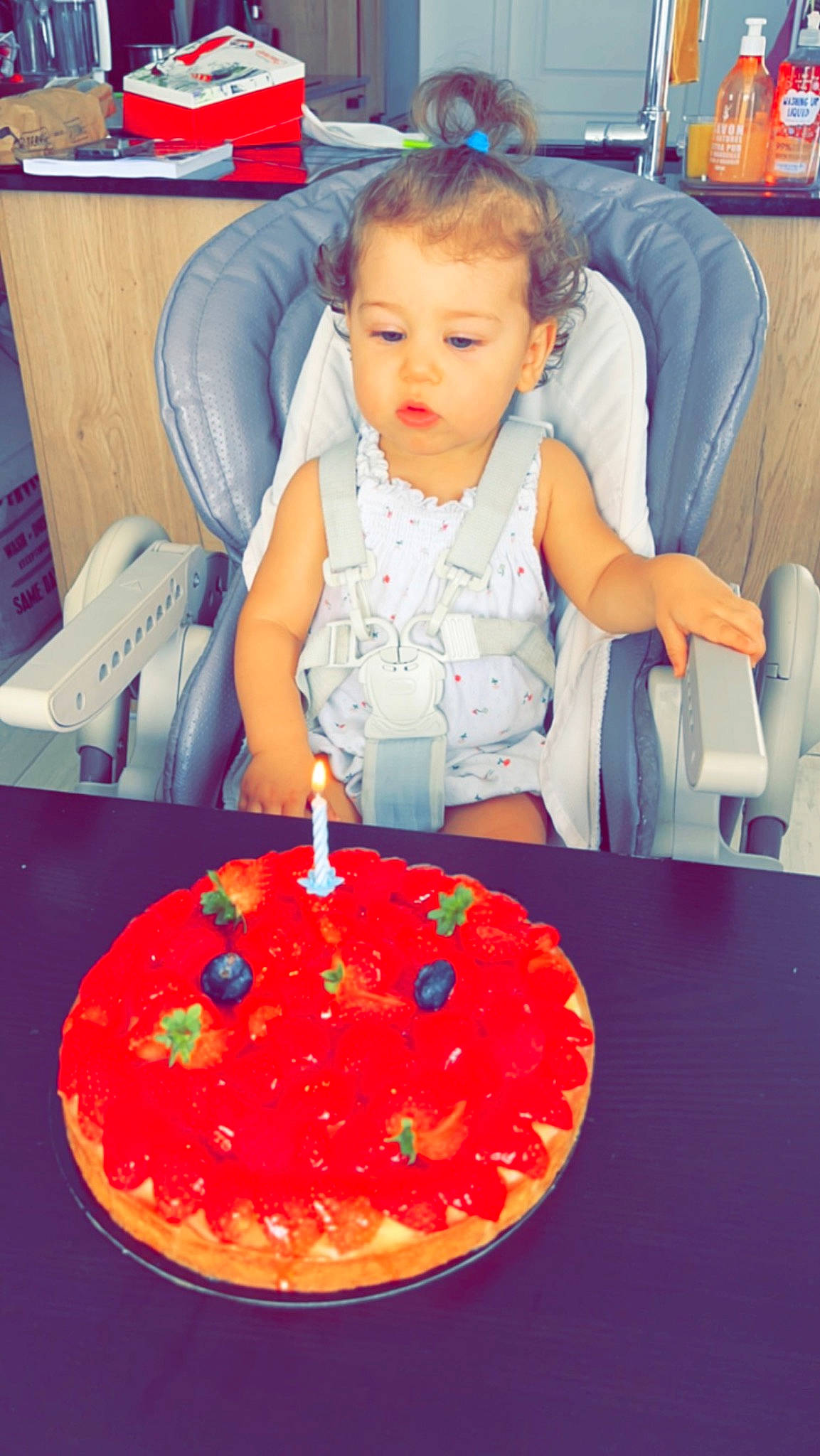 Havana a rejoint le concours — aidez-le/la à gagner de superbes lots ! birthday, birthday_cake, birthday_candle, blue, cake, cake_decorating, cake_decorating_supply, candle, chair, dessert, event, food, icing, ingredient, person, recipe, sugar_cake, sugar_paste, table, tableware