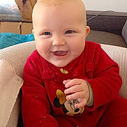 Lexie a rejoint le concours — aidez-le/la à gagner de superbes lots ! baby, child, smiling, red_clothing, minnie_mouse, toy, colorful, indoor, cute, happy, face, sitting, furniture, plush, hand, head, person, cozy, cheerful, portrait