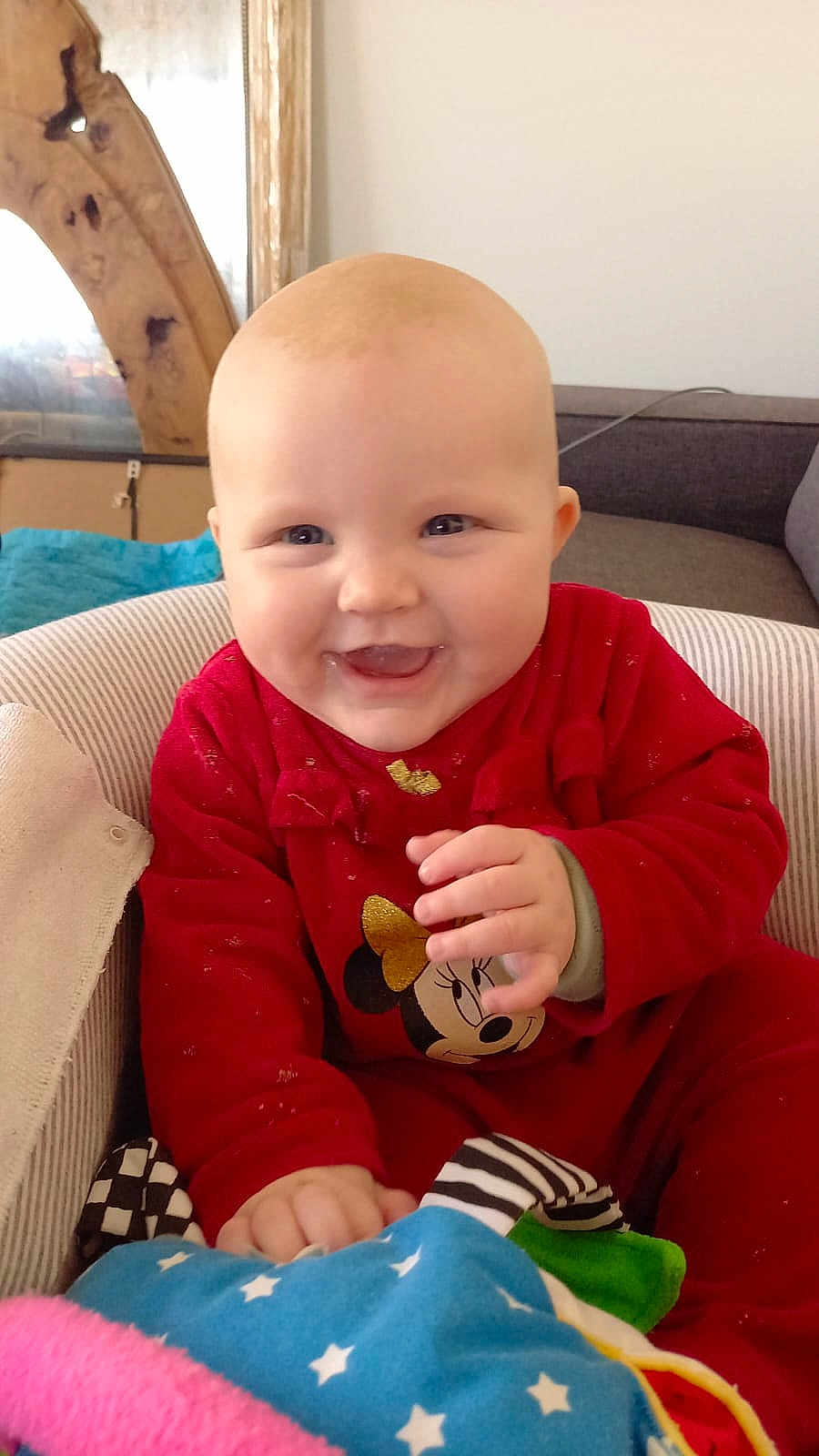 Lexie a rejoint le concours — aidez-le/la à gagner de superbes lots ! baby, child, smiling, red_clothing, minnie_mouse, toy, colorful, indoor, cute, happy, face, sitting, furniture, plush, hand, head, person, cozy, cheerful, portrait