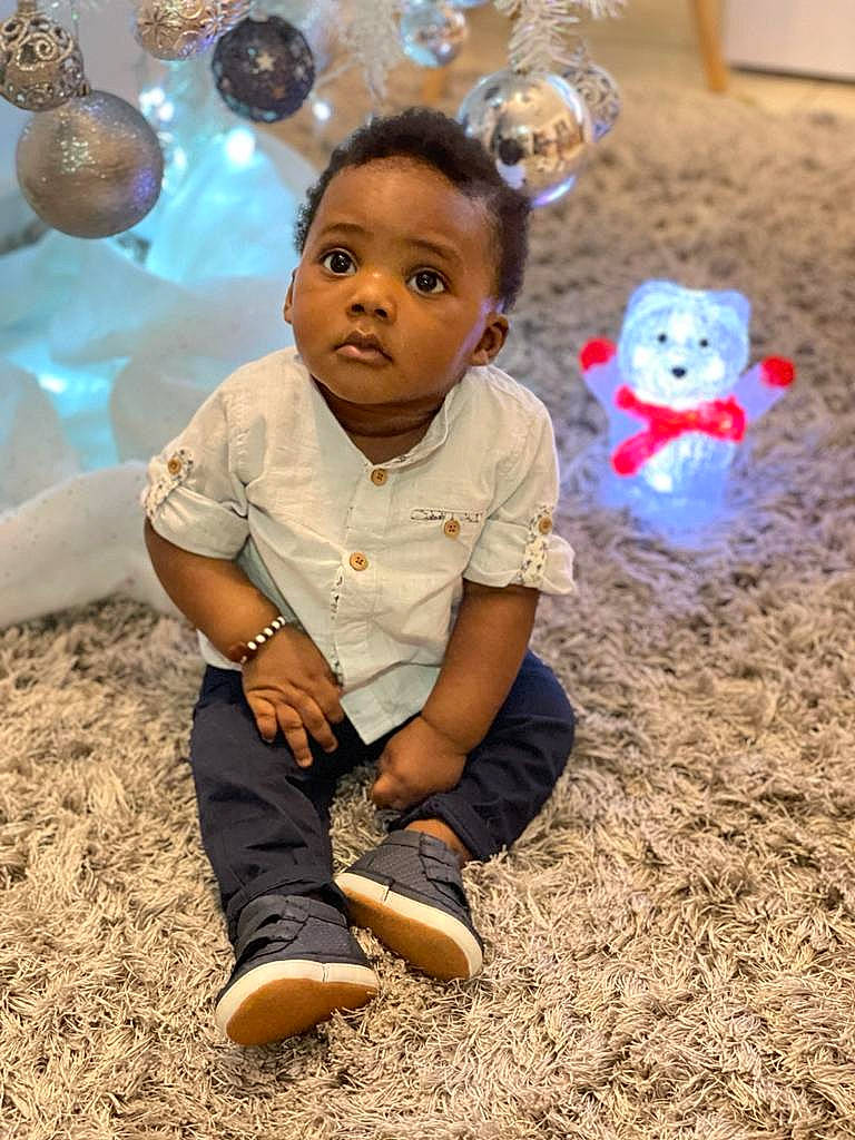 Elijah participe au concours pour gagner de l'argent avec cette photo : baby, baby_toddler_clothing, child, event, eye, face, flash_photography, fun, grass, happy, head, jewellery, leisure, people_in_nature, person, play, sand, sitting, soil, toddler