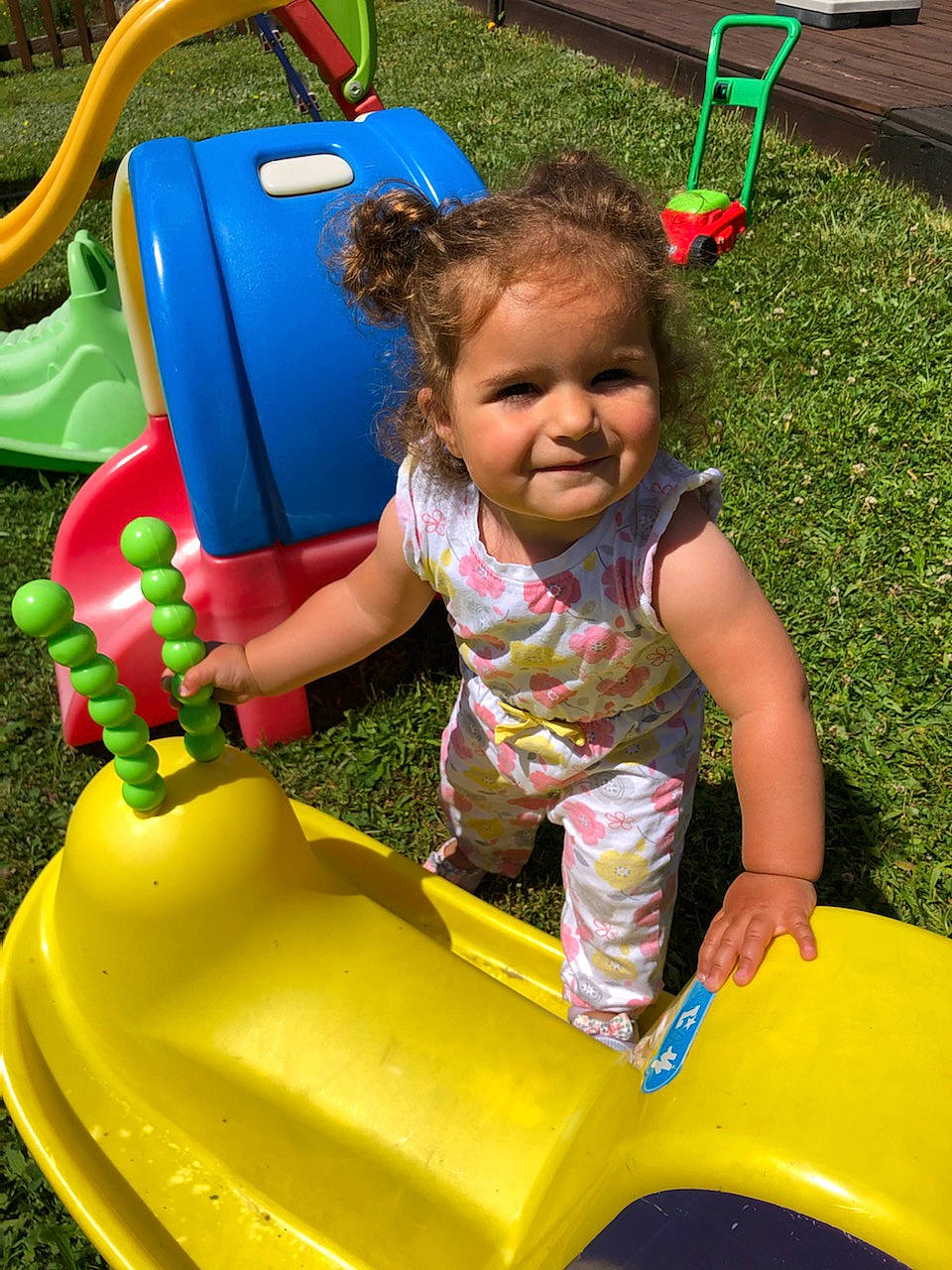 Manon participe au concours pour gagner de l'argent avec cette photo : baby_toddler_clothing, child, city, face, fun, grass, green, joy, leisure, person, photograph, pink, public_space, recreation, riding_toy, smile, summer, tire, toddler, vehicle