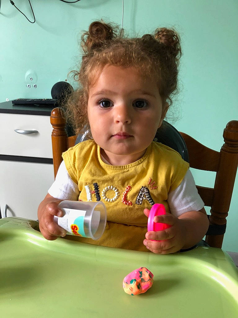 Manon a rejoint le concours — aidez-le/la à gagner de superbes lots ! baize, ball, billiard_table, billiards, chair, child, finger, fun, hair, hand, happy, indoor_games_and_sports, leisure, person, recreation, sports_equipment, standing, table, tableware, toddler