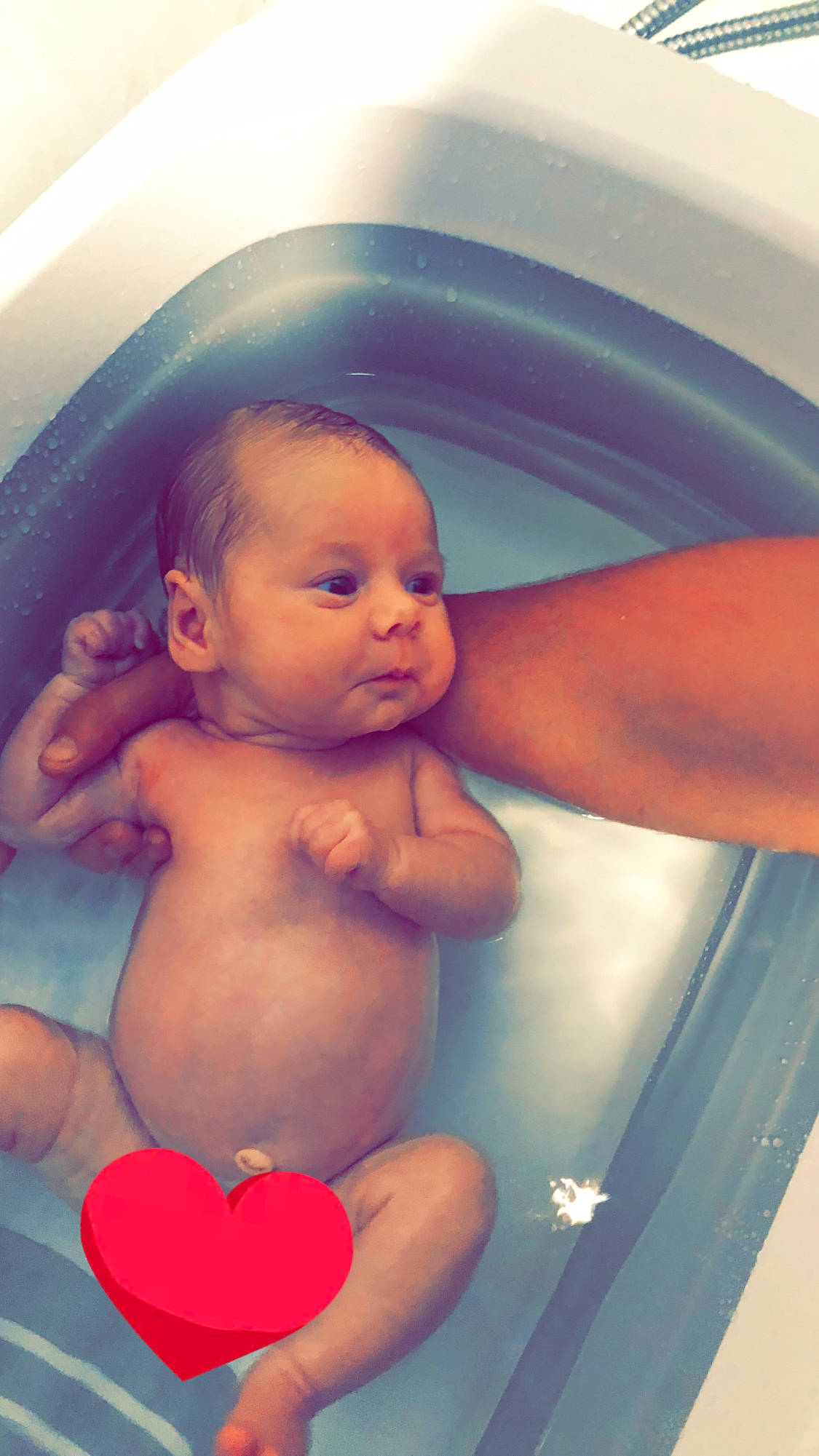 Romane a rejoint le concours — aidez-le/la à gagner de superbes lots ! baby, baby_bathing, bathing, bathtub, cheek, chest, finger, fluid, fun, hand, human_body, mouth, muscle, nose, organ, person, skin, stomach, thumb, toddler