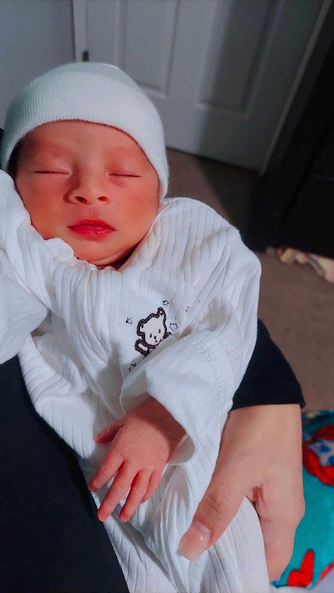 Jotherphen is registered to the contest to win money with this photo: newborn, baby, infant, sleeping, white_clothing, beanie, hand, cradled, cute, peaceful, indoor, portrait, soft_light, human, child, small_hand, toddler, wrapped, cozy, resting