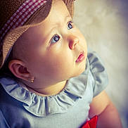 Leticia participe au concours pour gagner de l'argent avec cette photo : accessories, baby, beanie, bodypart, bonnet, cap, clothing, cowboyhat, dress, face, finger, hand, hat, head, person, photography, portrait, sunhat