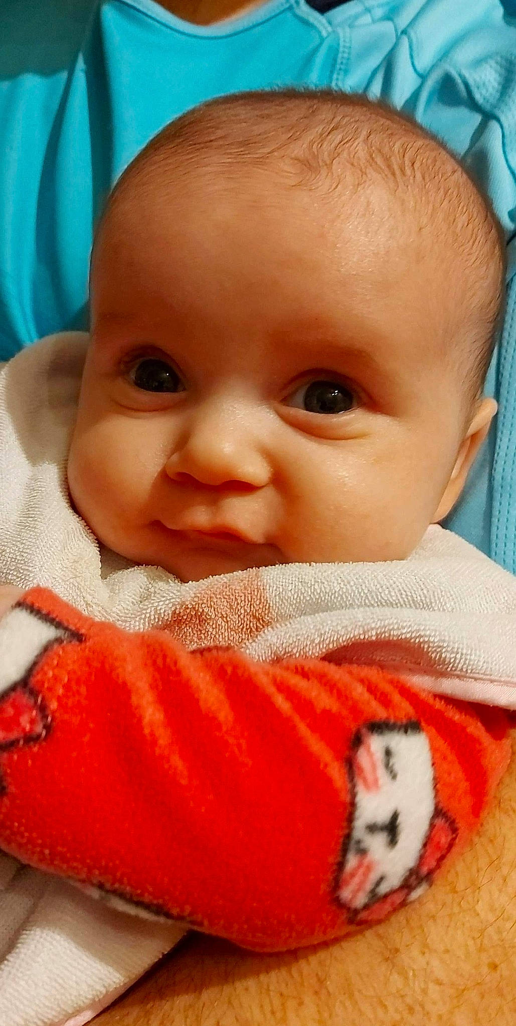 Inna participe au concours pour gagner de l'argent avec cette photo : baby, baby_toddler_clothing, blue, cheek, child, chin, comfort, eyebrow, eyelash, facial_expression, forehead, iris, linens, lip, mouth, nose, person, skin, sleeve, smile