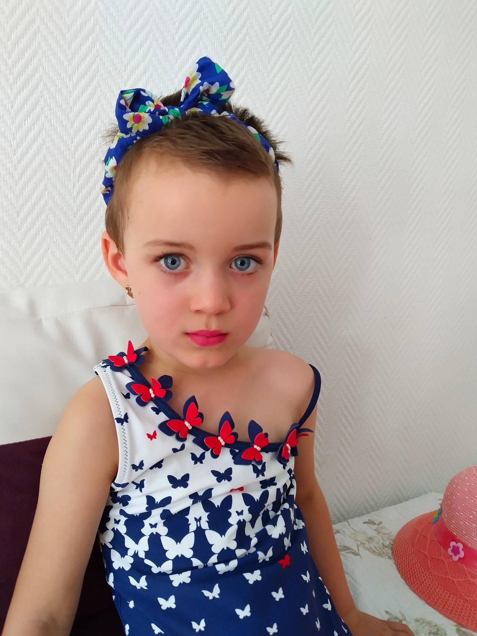 Maria a rejoint le concours — aidez-le/la à gagner de superbes lots ! baked_goods, cake, child_model, costume_accessory, costume_hat, day_dress, dessert, dress, ear, eyelash, fashion_accessory, fedora, hair_accessory, headband, headgear, headpiece, one_piece_garment, person, style, sun_hat