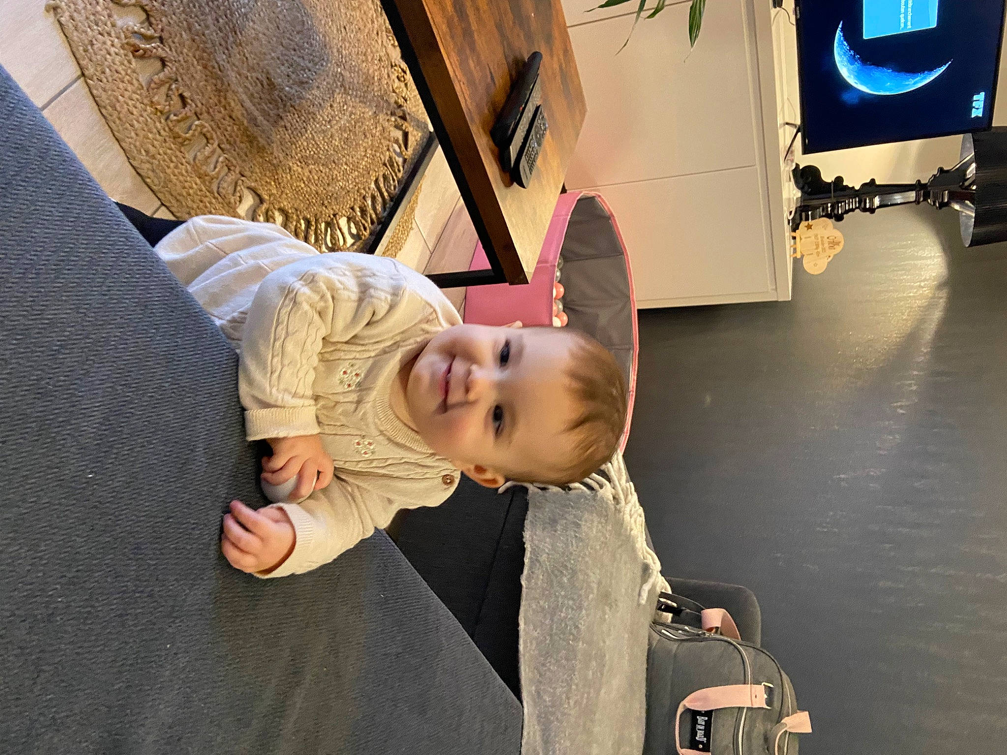 Alba a rejoint le concours — aidez-le/la à gagner de superbes lots ! baby, baby_carriage, baby_products, baby_toddler_clothing, bag, child, flash_photography, flooring, fun, happy, hat, human_leg, joy, luggage_and_bags, person, room, sitting, smile, television, tire