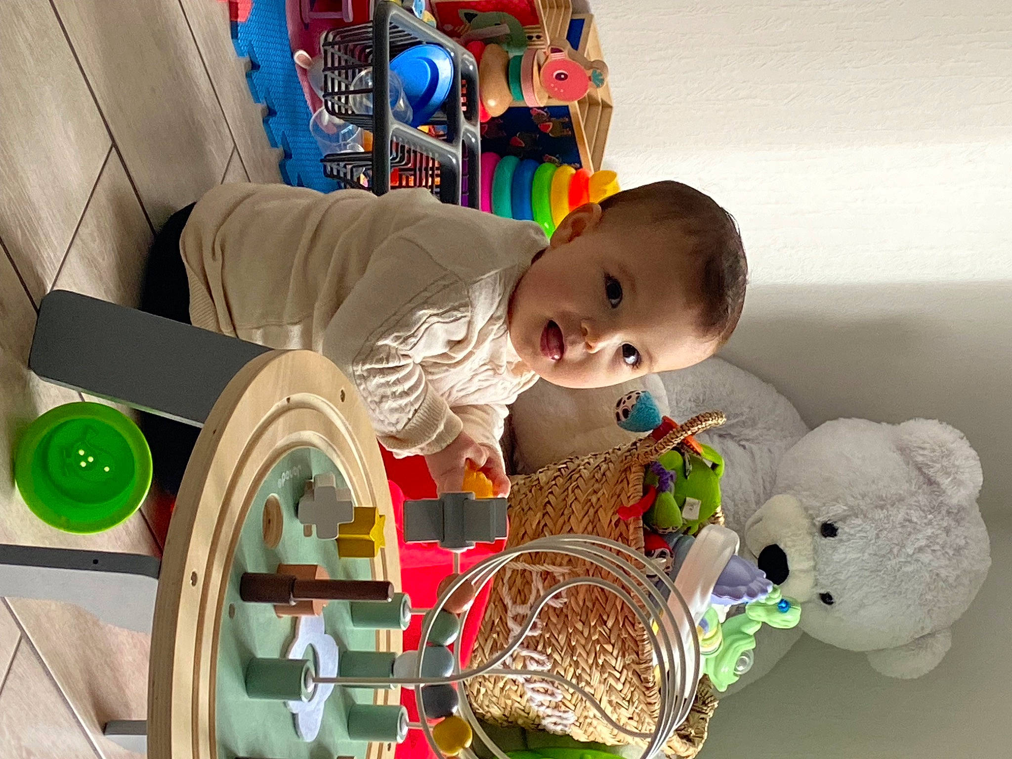 Alba a rejoint le concours — aidez-le/la à gagner de superbes lots ! automotive_wheel_system, baby, baby_products, baby_toys, basket, child, fun, happy, machine, person, play, product, room, storage_basket, stuffed_toy, teddy_bear, tire, toddler, toy, wheel