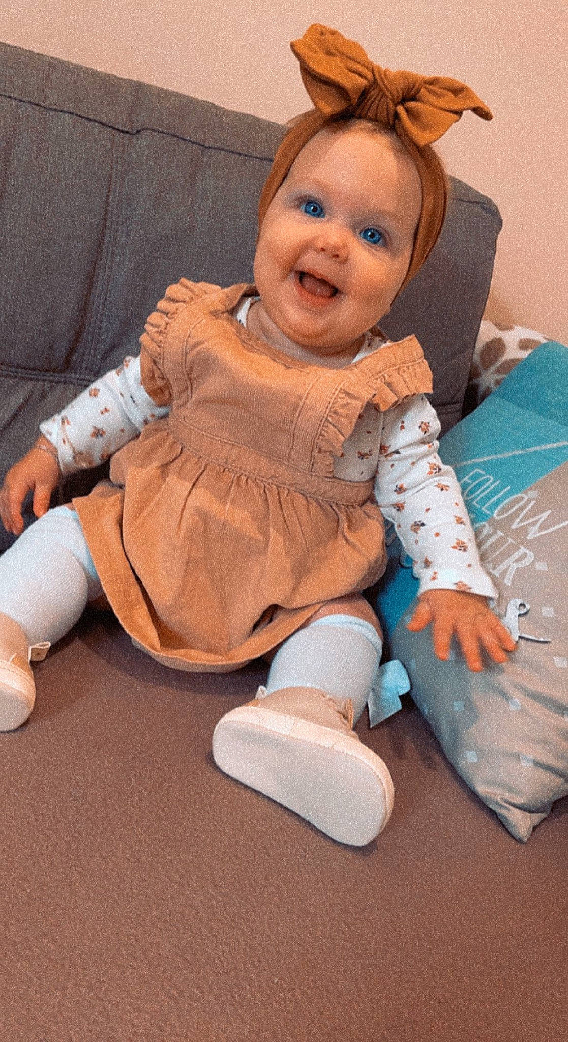 Enora participe au concours pour gagner de l'argent avec cette photo : baby, baby_toddler_clothing, cheek, comfort, face, finger, floor, happy, head, human_body, joint, leg, mammal, person, product, skin, sleeve, smile, sock, toy