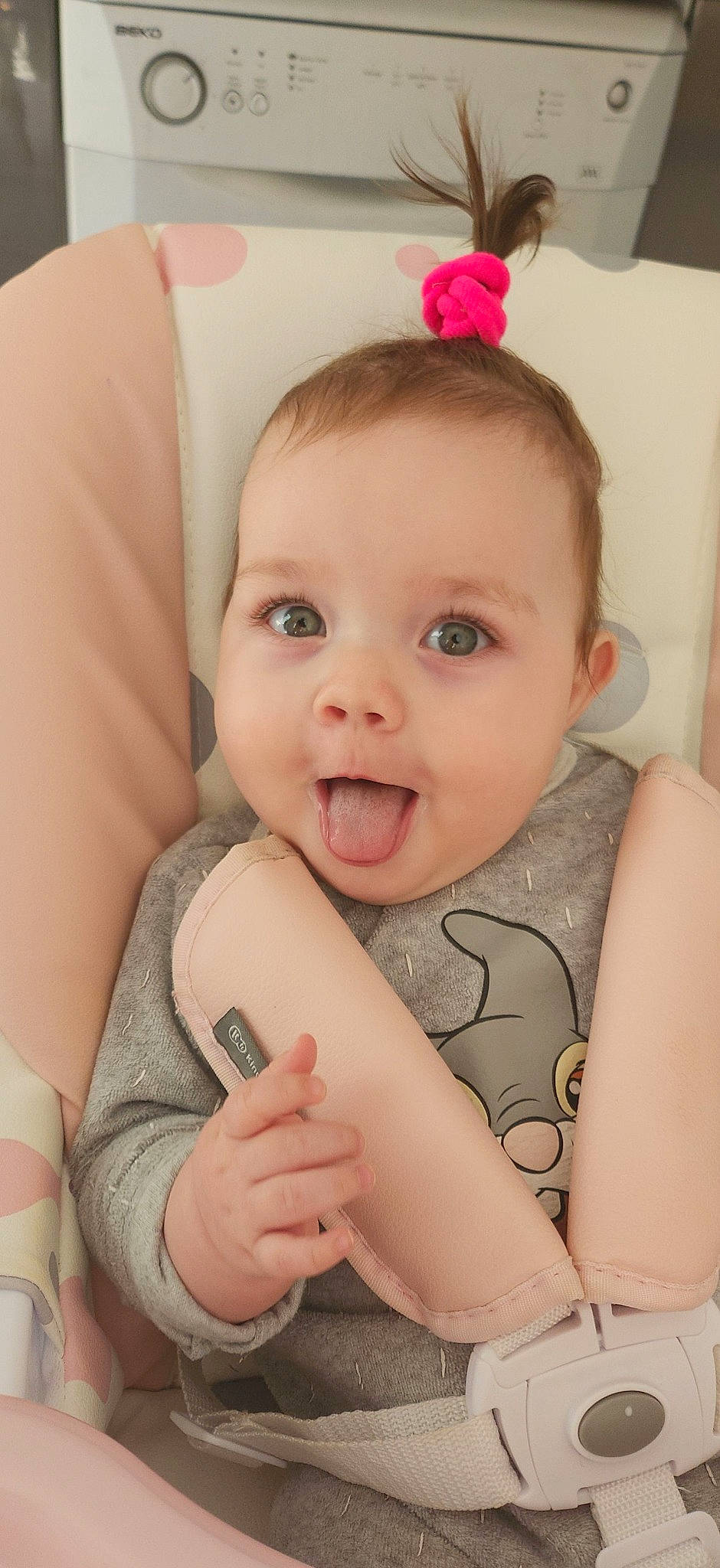 Valentina a rejoint le concours — aidez-le/la à gagner de superbes lots ! baby, baby_toddler_clothing, cheek, chin, comfort, ear, eye, eyebrow, eyelash, face, gesture, happy, head, iris, lip, mouth, neck, nose, person, skin