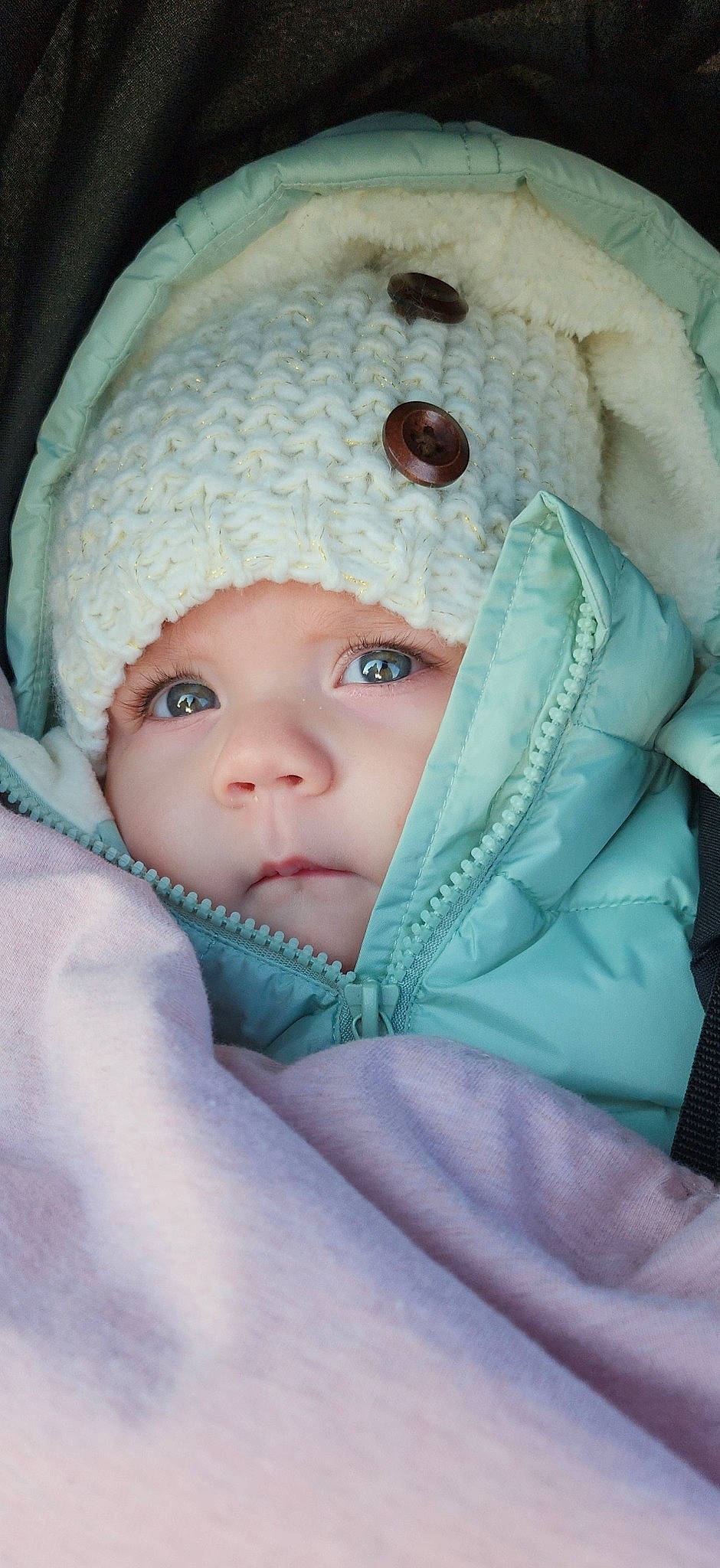 Valentina a rejoint le concours — aidez-le/la à gagner de superbes lots ! baby, baby_products, baby_toddler_clothing, beanie, cap, cheek, child, comfort, eye, eyebrow, headgear, headwear, iris, knit_cap, linens, nose, outerwear, person, skin, textile
