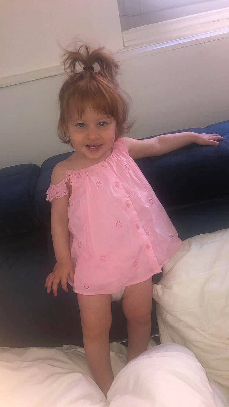 Maëlys a rejoint le concours — aidez-le/la à gagner de superbes lots ! arm, baby_toddler_clothing, dress, eye, facial_expression, hair, hairstyle, hand, human_body, iris, joint, joy, leg, neck, person, pink, shoulder, skin, sleeve, smile