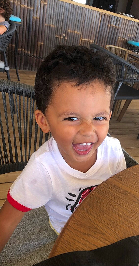 Marley a rejoint le concours — aidez-le/la à gagner de superbes lots ! chair, cheek, chin, ear, eye, eyebrow, eyelash, forehead, hairstyle, happy, iris, leisure, mouth, nose, organ, person, skin, sleeve, smile, table