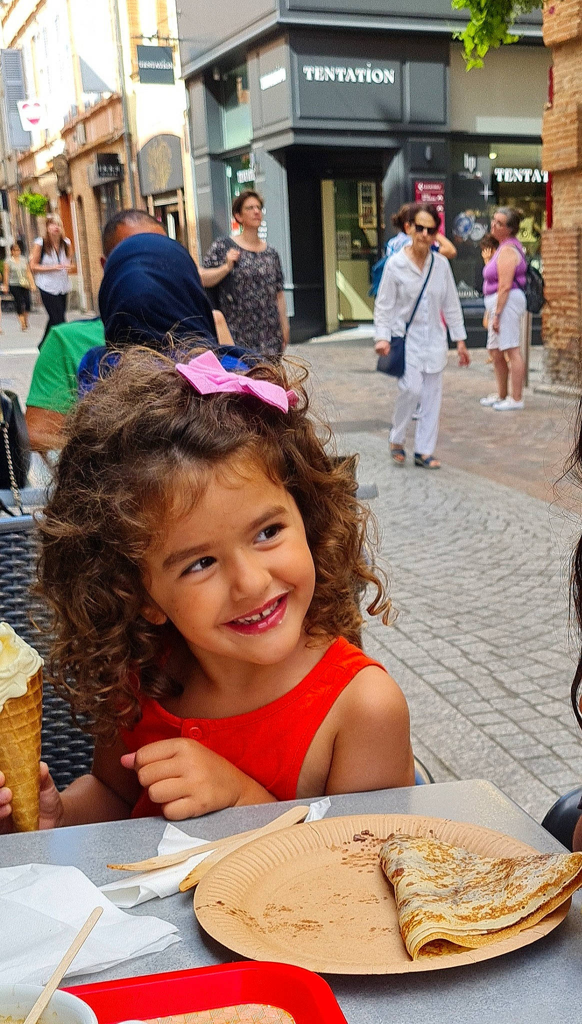 Salma participe au concours pour gagner de l'argent avec cette photo : chair, child, cuisine, event, food, fun, happy, human, joy, leisure, pedestrian, person, plate, recreation, smile, summer, table, tableware, toddler, tourism