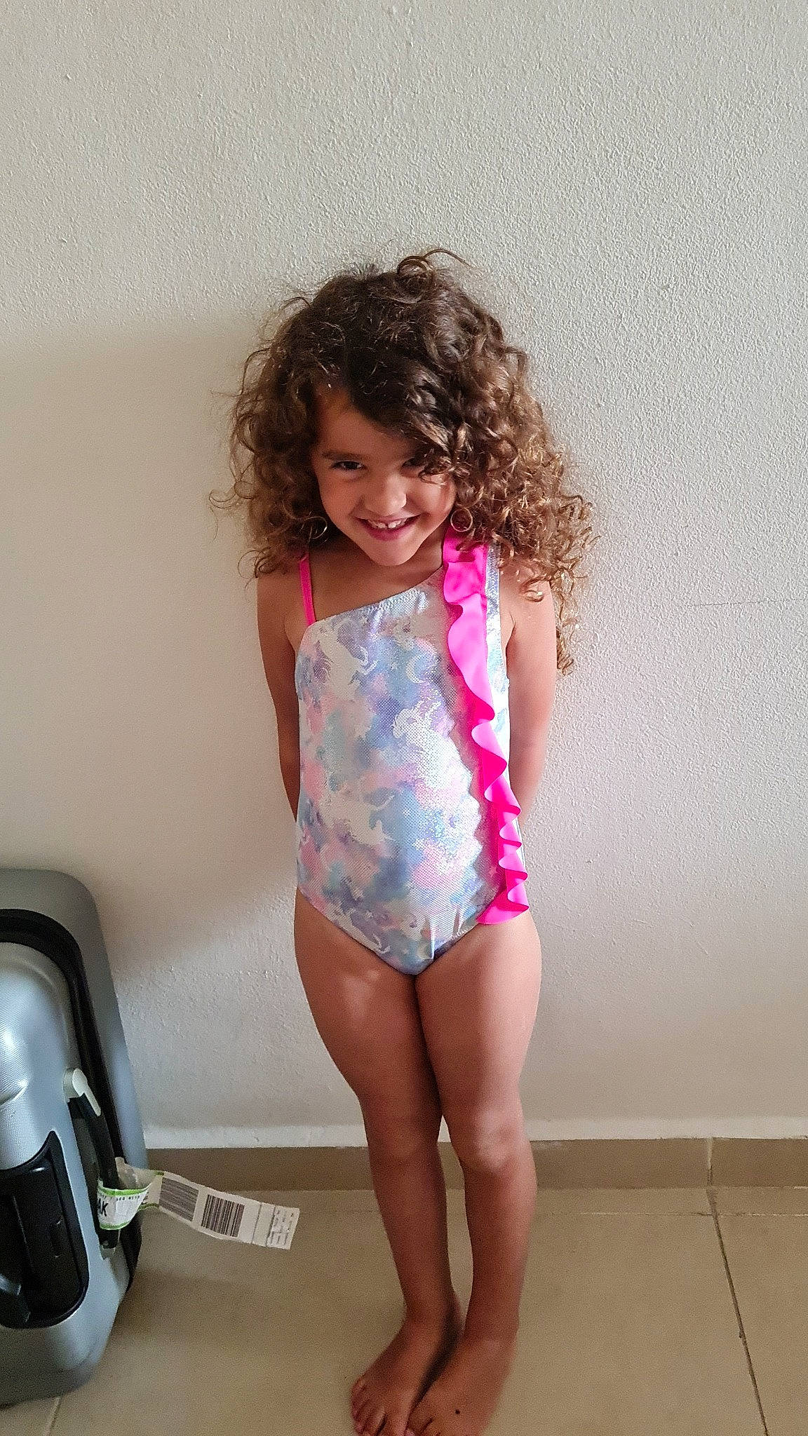 Salma a rejoint le concours — aidez-le/la à gagner de superbes lots ! arm, calf, clothing, face, head, human_leg, joint, joy, knee, leg, neck, one_piece_swimsuit, person, pink, skin, sleeve, smile, sportswear, thigh, toddler