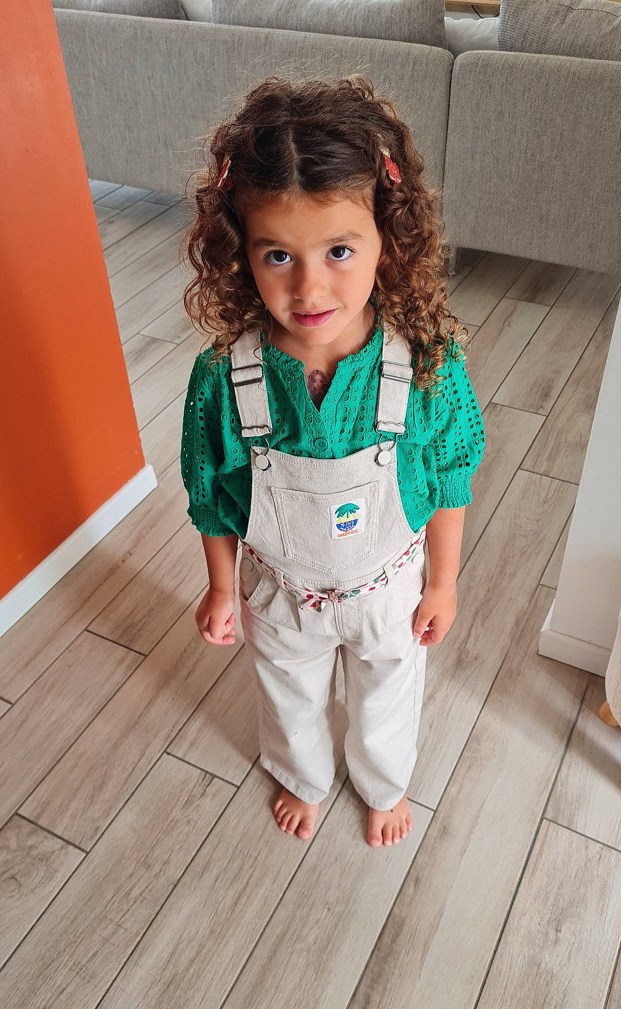 Salma a rejoint le concours — aidez-le/la à gagner de superbes lots ! baby_toddler_clothing, clothing, dress, face, floor, flooring, hair, happy, hardwood, human_body, joint, leg, neck, pattern, person, skin, sleeve, standing, toddler, waist