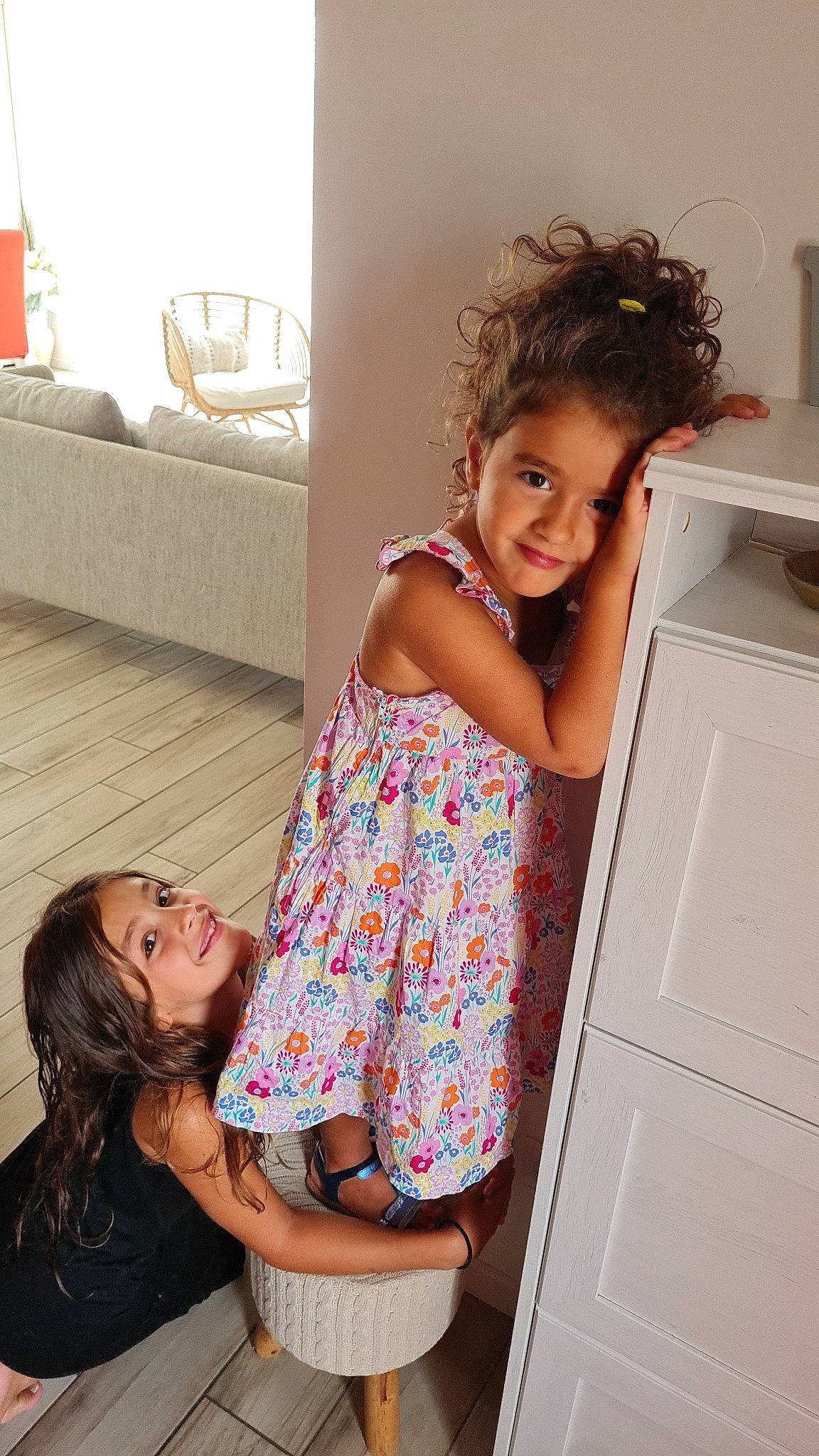 Salma a rejoint le concours — aidez-le/la à gagner de superbes lots ! blond, cabinetry, comfort, couch, dress, fashion_design, flooring, happy, human_leg, joint, joy, kitchen_appliance, knee, leg, person, room, shoulder, sitting, smile, thigh