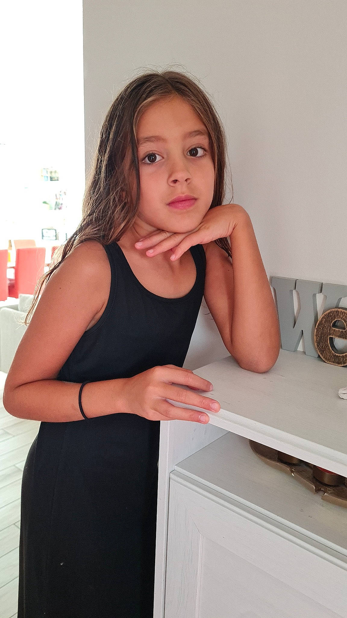 Inès participe au concours pour gagner de l'argent avec cette photo : countertop, dress, elbow, eyelash, fashion_design, flash_photography, gesture, home_appliance, human_leg, joint, kitchen_appliance, neck, person, room, shoulder, sleeve, sleeveless_shirt, standing, t_shirt, thigh