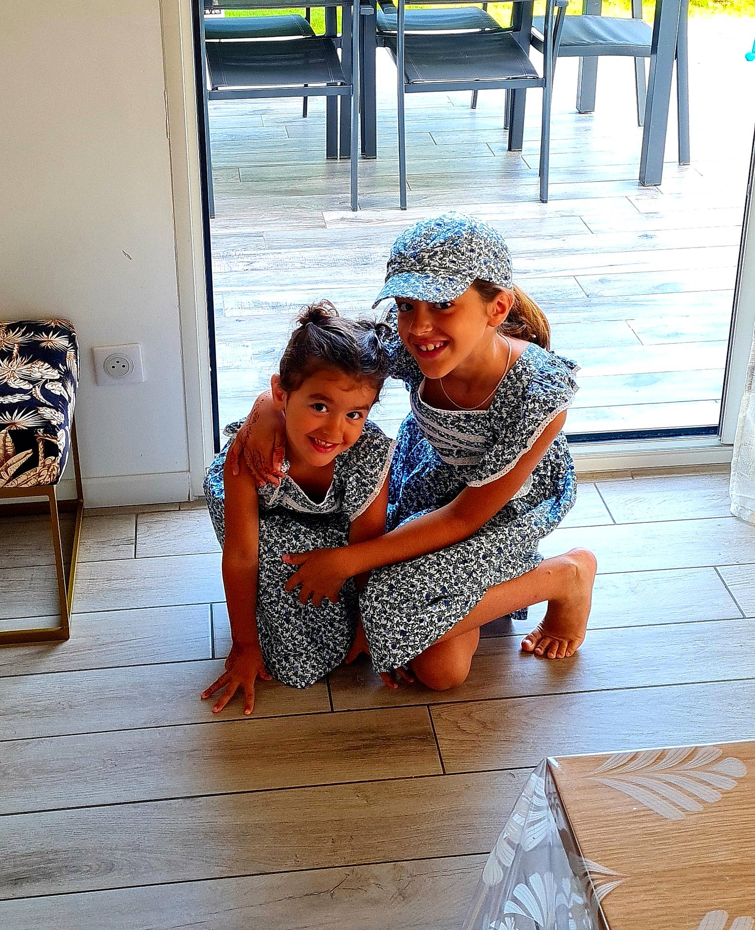 Inès a rejoint le concours — aidez-le/la à gagner de superbes lots ! barefoot, child, event, flooring, foot, fun, happy, headwear, joy, leisure, love, pattern, person, sitting, smile, street, sunglasses, vacation, wood, wood_flooring