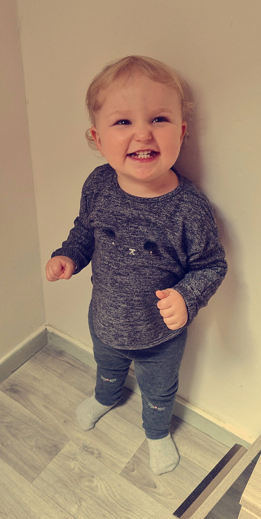 Elina a rejoint le concours — aidez-le/la à gagner de superbes lots ! baby, baby_toddler_clothing, cheek, child, clothing, electric_blue, eye, face, flooring, gesture, happy, iris, joy, neck, pattern, person, sleeve, smile, t_shirt, toddler