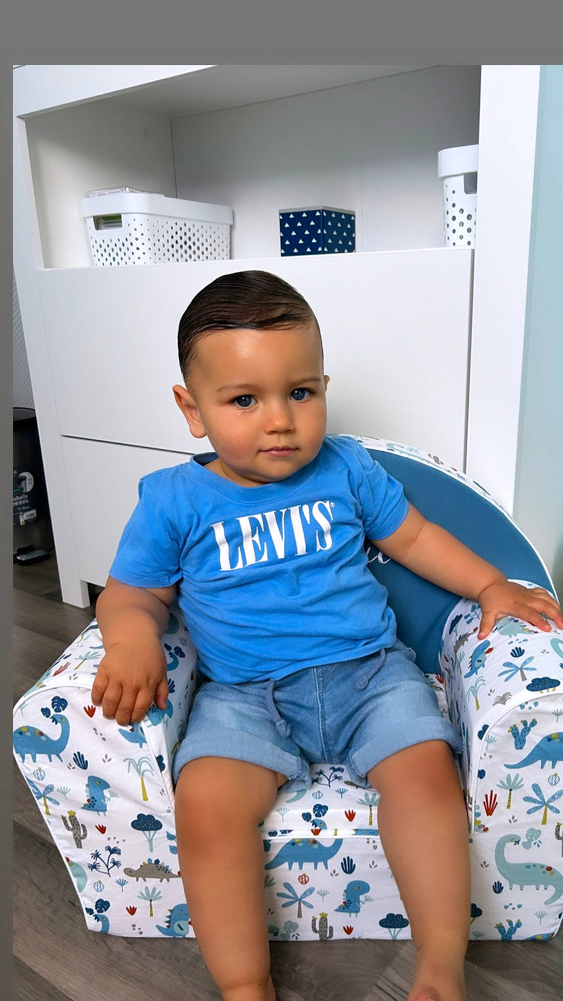 Nayl a rejoint le concours — aidez-le/la à gagner de superbes lots ! baby_toddler_clothing, chair, chest, child, elbow, electric_blue, fun, gas, human_leg, joint, knee, leisure, pattern, person, refrigerator, sitting, sleeve, t_shirt, thigh, toddler