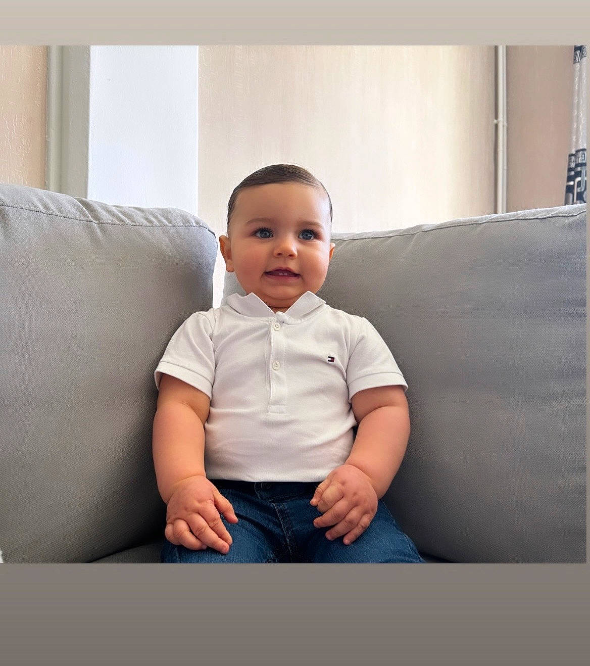 Nayl a rejoint le concours — aidez-le/la à gagner de superbes lots ! baby, baby_toddler_clothing, child, comfort, couch, elbow, electric_blue, flash_photography, joy, person, portrait_photography, rectangle, room, sitting, sleeve, smile, studio_couch, t_shirt, toddler