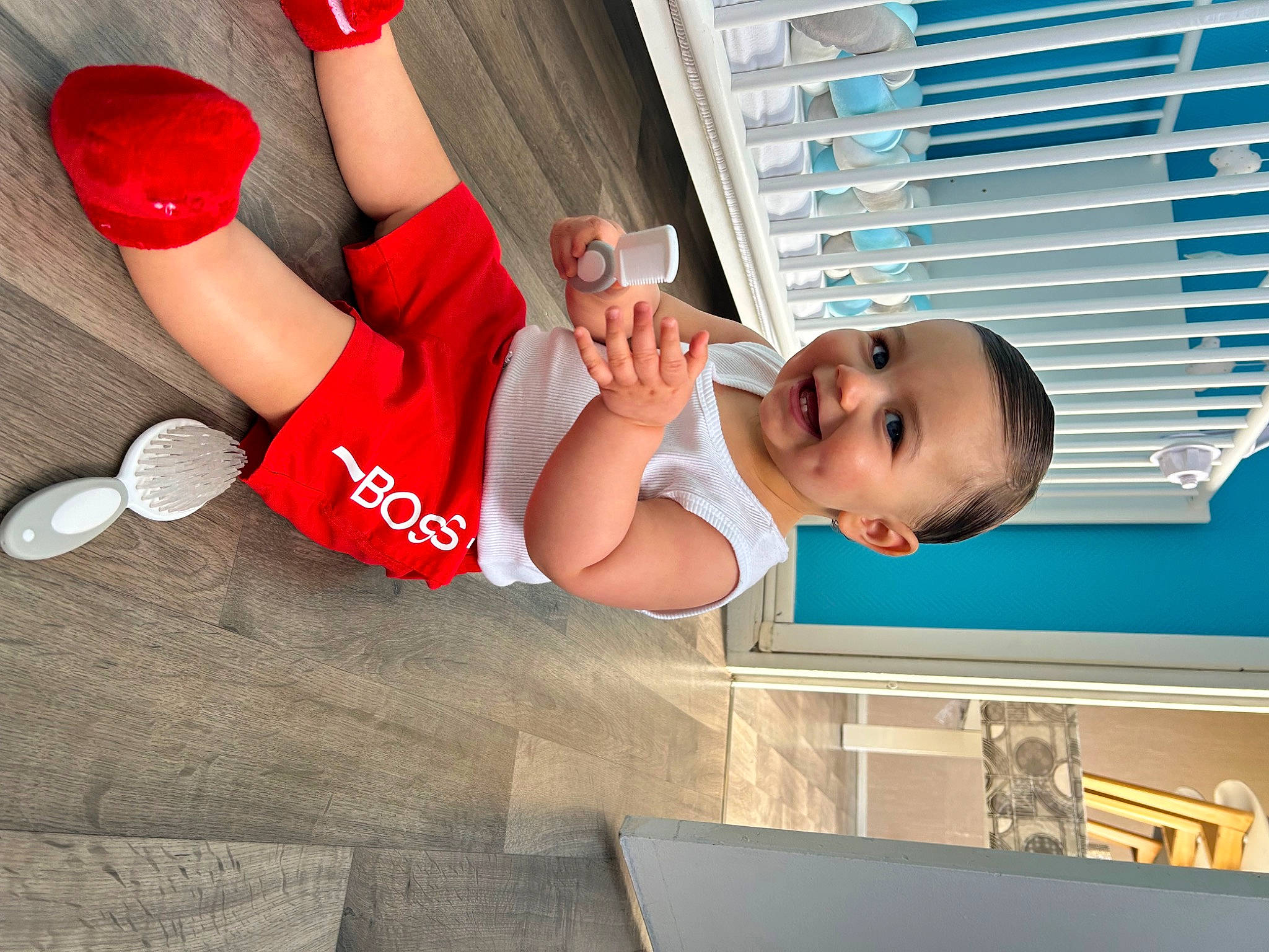 Nayl participe au concours pour gagner de l'argent avec cette photo : baby, baby_toddler_clothing, blue, elbow, foot, fun, happy, hat, human_body, human_leg, joy, knee, leg, leisure, person, room, shorts, smile, sportswear, t_shirt