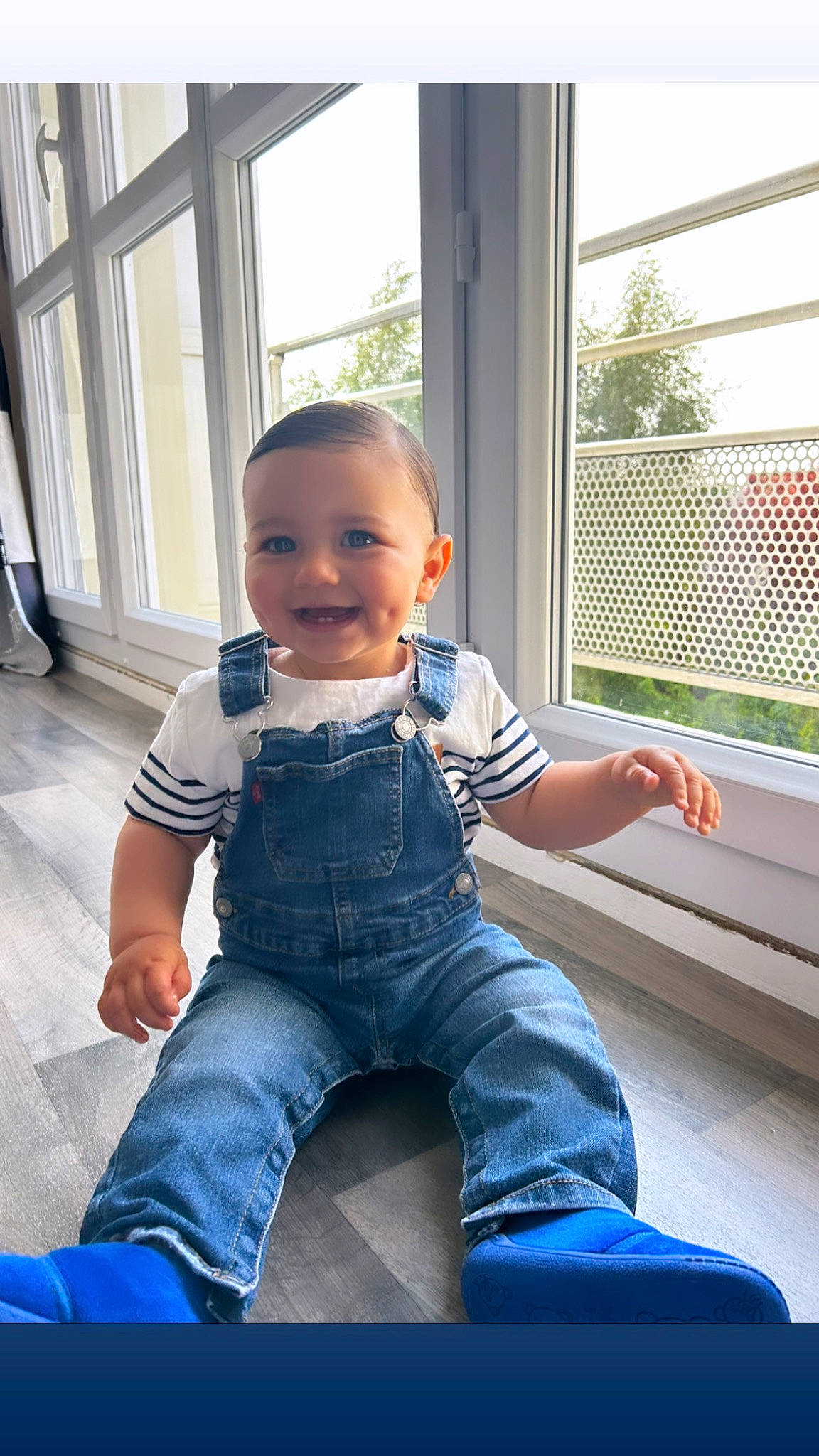 Nayl a rejoint le concours — aidez-le/la à gagner de superbes lots ! baby, baby_toddler_clothing, child, denim, electric_blue, face, flash_photography, flooring, fun, happy, joy, leisure, person, sitting, sleeve, smile, sneakers, standing, t_shirt, toddler