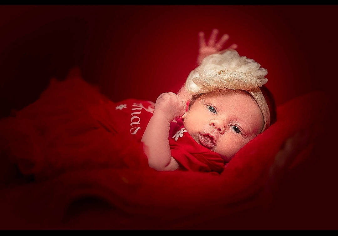 Cataleya a rejoint le concours — aidez-le/la à gagner de superbes lots ! baby, baby_toddler_clothing, carmine, child, comfort, costume_hat, darkness, eye, flash_photography, fur, grass, happy, headband, headpiece, headwear, lip, magenta, person, pink, room