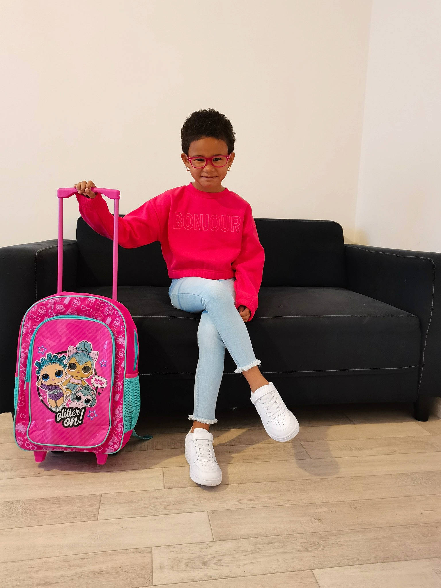 Firdaous participe au concours pour gagner de l'argent avec cette photo : chair, child, floor, footwear, furniture, joy, magenta, person, pink, play, shoe, sitting, suitcase, toddler