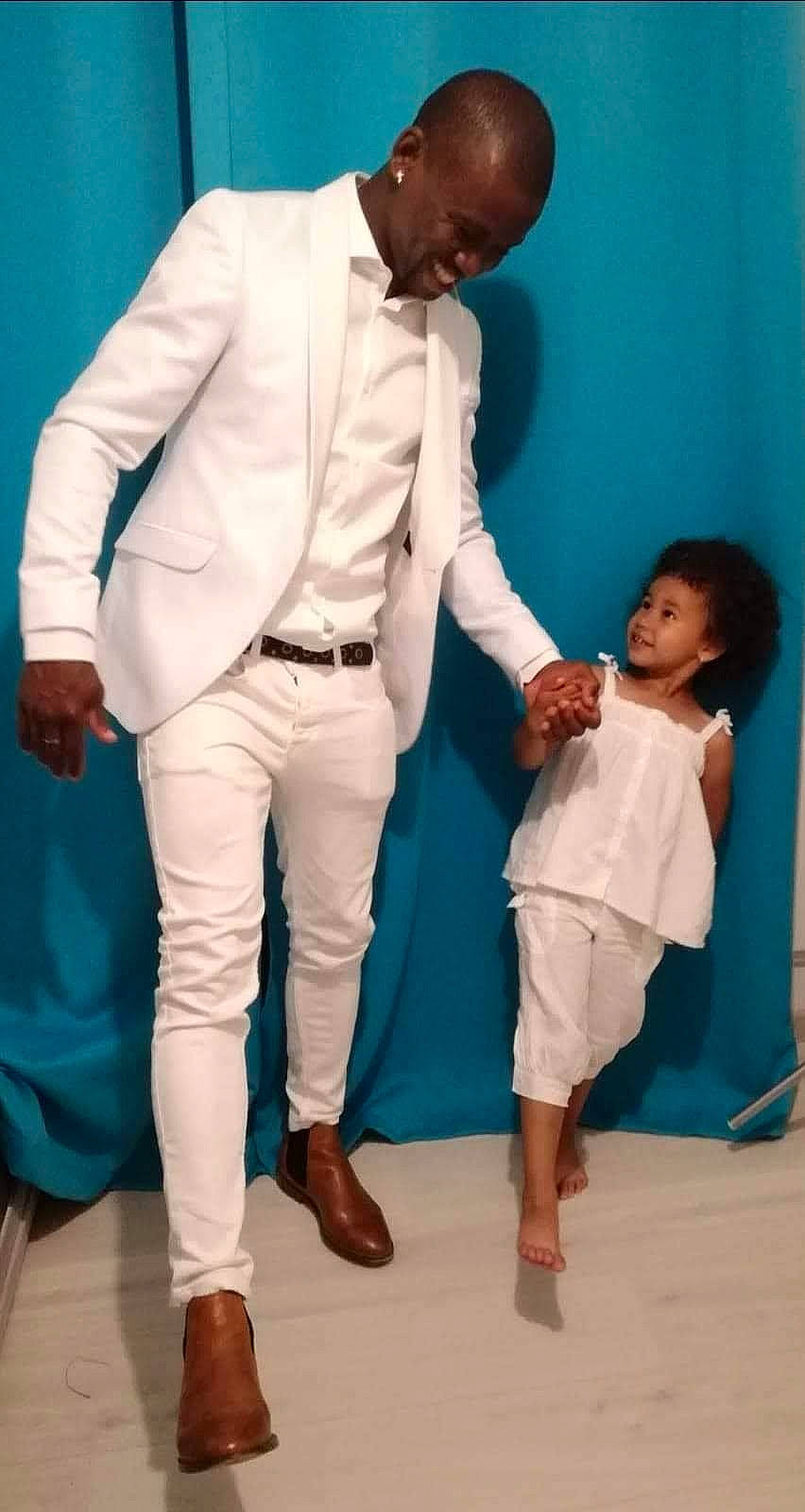 Firdaous participe au concours pour gagner de l'argent avec cette photo : blazer, child, formal_wear, gesture, human, joy, leg, outerwear, person, shoe, suit, toddler