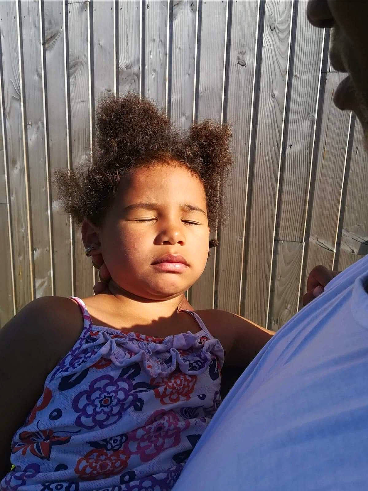 Firdaous participe au concours pour gagner de l'argent avec cette photo : child, chin, ear, eye, face, forehead, hair, hairstyle, head, neck, nose, person, sitting, smile, toddler, vacation