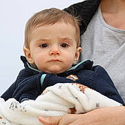 Jules a rejoint le concours — aidez-le/la à gagner de superbes lots ! adult, baby, blanket, casual, child, clothing, expression, face, hand, head, holding, infant, jacket, outdoor, people, person, portrait, skin, warm, young