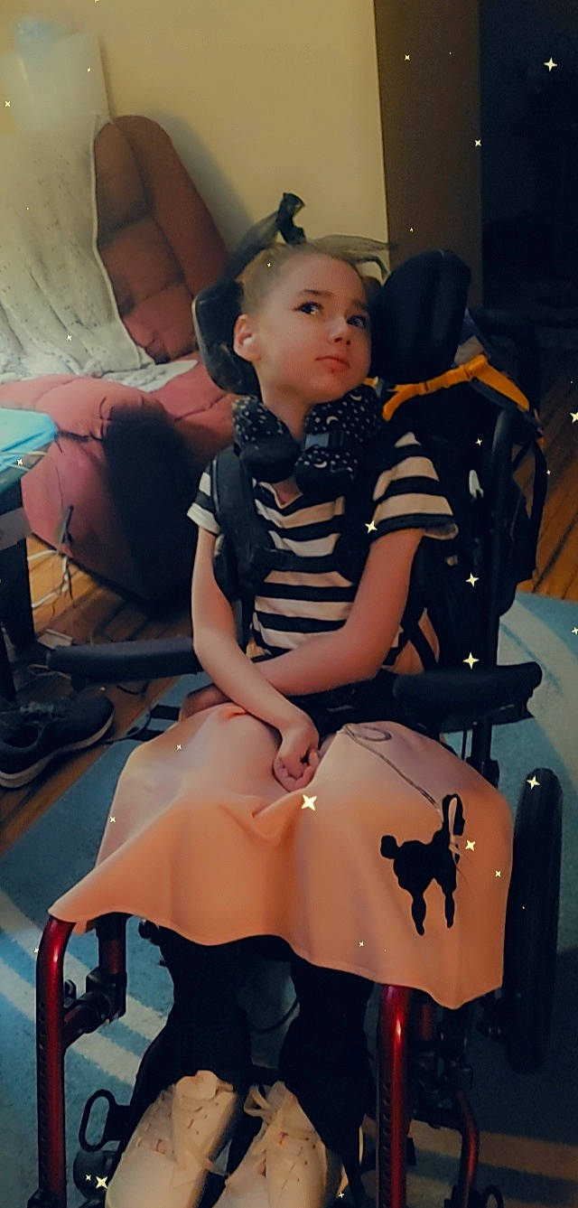 Aubriana is registered to the contest to win money with this photo: automotive_design, chair, comfort, event, fashion_design, fun, hairstyle, head, human_leg, knee, lap, leg, leisure, motor_vehicle, person, room, shorts, sitting, t_shirt, thigh