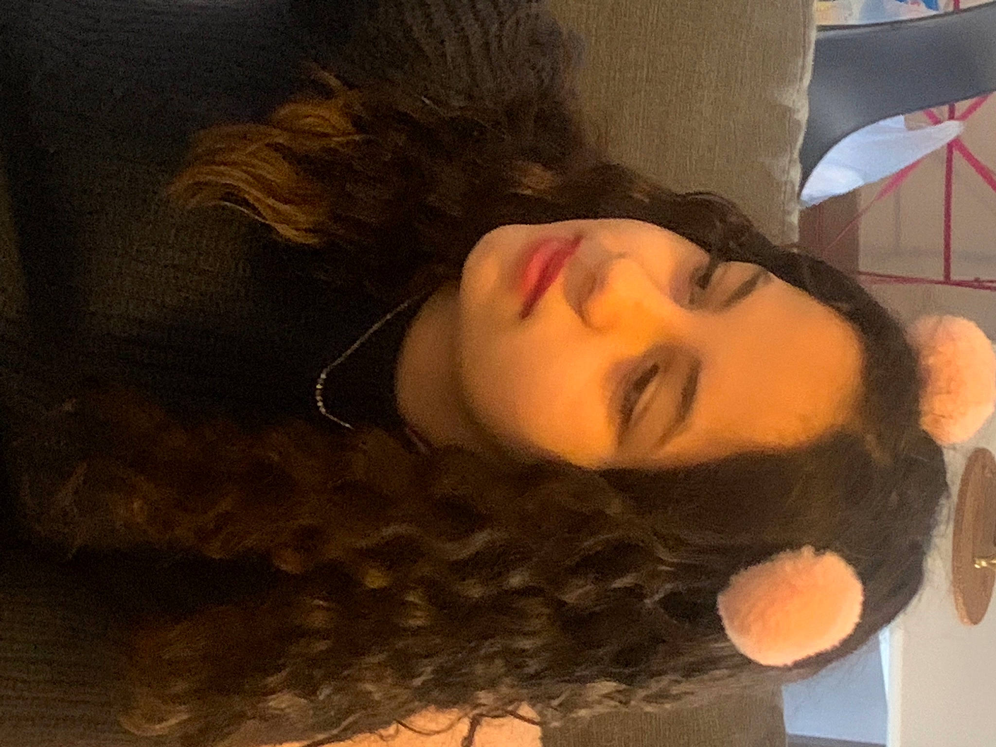 Liliya a rejoint le concours — aidez-le/la à gagner de superbes lots ! audio_equipment, black_hair, cheek, comfort, ear, eyebrow, eyelash, eyewear, forehead, fur, headgear, human_body, jaw, lip, long_hair, mouth, neck, nose, person, selfie