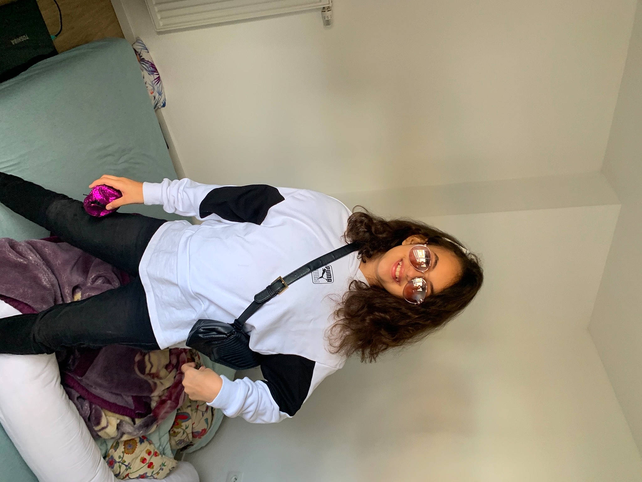 Liliya a rejoint le concours — aidez-le/la à gagner de superbes lots ! bag, boot, comfort, elbow, eyewear, fashion_design, flooring, fun, human_leg, joy, knee, person, room, sitting, smile, thigh, waist