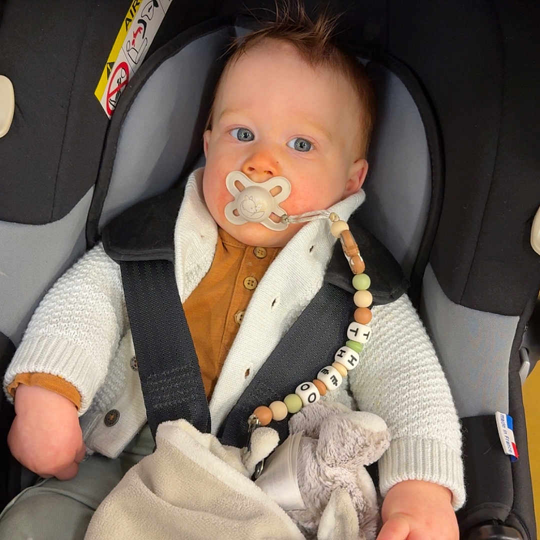 Théo a rejoint le concours — aidez-le/la à gagner de superbes lots ! accessories, baby, belt, bodypart, car, car_interior, carseat, cushion, face, finger, hand, head, homedecor, person, photography, portrait, strap, toy, transportation, vehicle