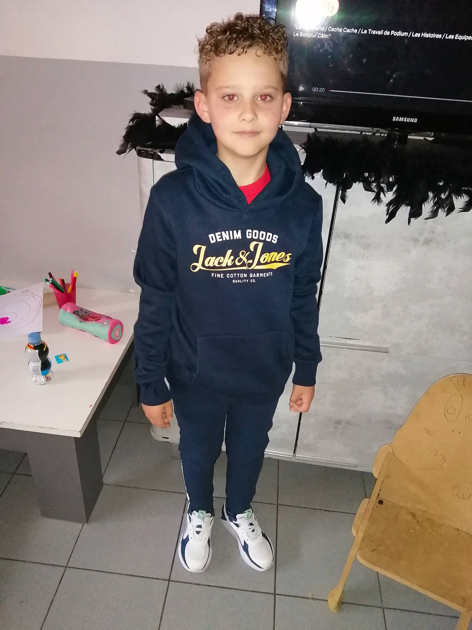 Illan participe au concours pour gagner de l'argent avec cette photo : child, footwear, jacket, joint, outerwear, person, shoe, shoulder, sleeve, t_shirt, top, trousers