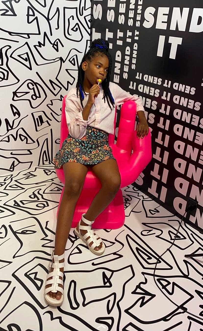 Lay is registered to the contest to win money with this photo: arm, bag, beauty, black_hair, cool, event, fashion_design, flooring, font, hairstyle, human_leg, knee, leg, luggage_and_bags, magenta, person, pink, sandal, style, thigh