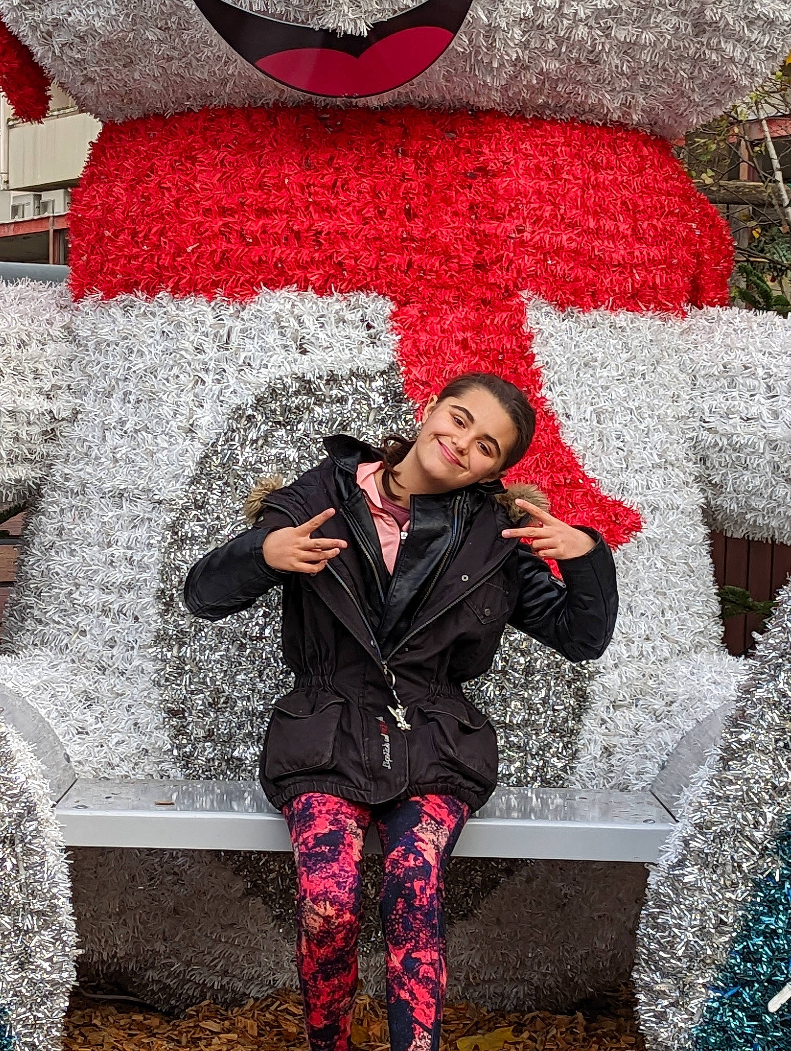 Océane participe au concours pour gagner de l'argent avec cette photo : botany, cool, design, facial_expression, fashion, flash_photography, freezing, fun, grass, happy, joy, leaf, leisure, magenta, pattern, person, photograph, red, snapshot, textile