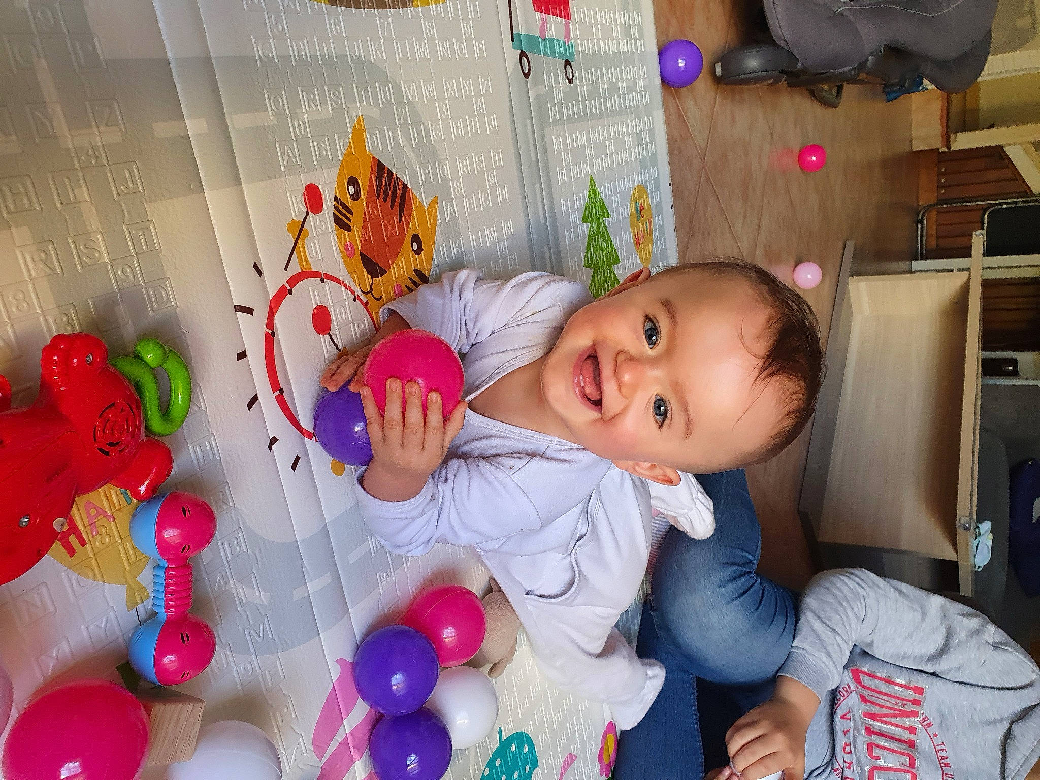 Naëlle participe au concours pour gagner de l'argent avec cette photo : baby, baby_products, baby_toddler_clothing, baby_toys, balloon, child, event, fun, happy, joy, party_supply, person, photograph, pink, play, product, refrigerator, room, smile, stuffed_toy