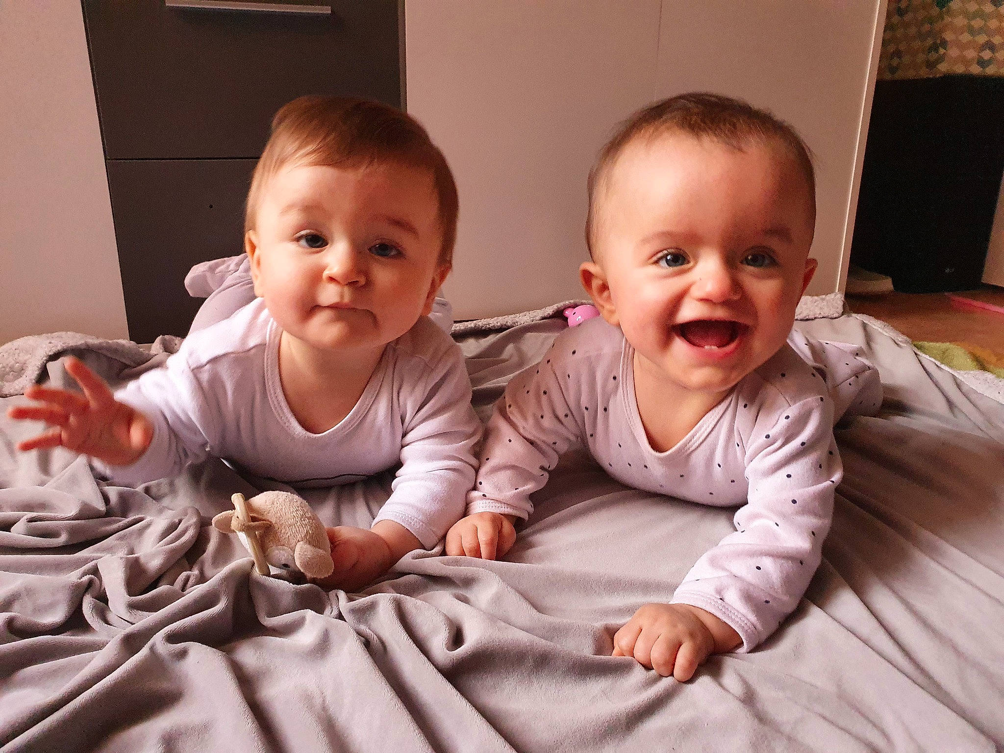 Naëlle participe au concours pour gagner de l'argent avec cette photo : baby, baby_toddler_clothing, cheek, chin, comfort, eye, face, facial_expression, finger, gesture, hairstyle, hand, happy, head, iris, joy, person, product, skin, sleeve