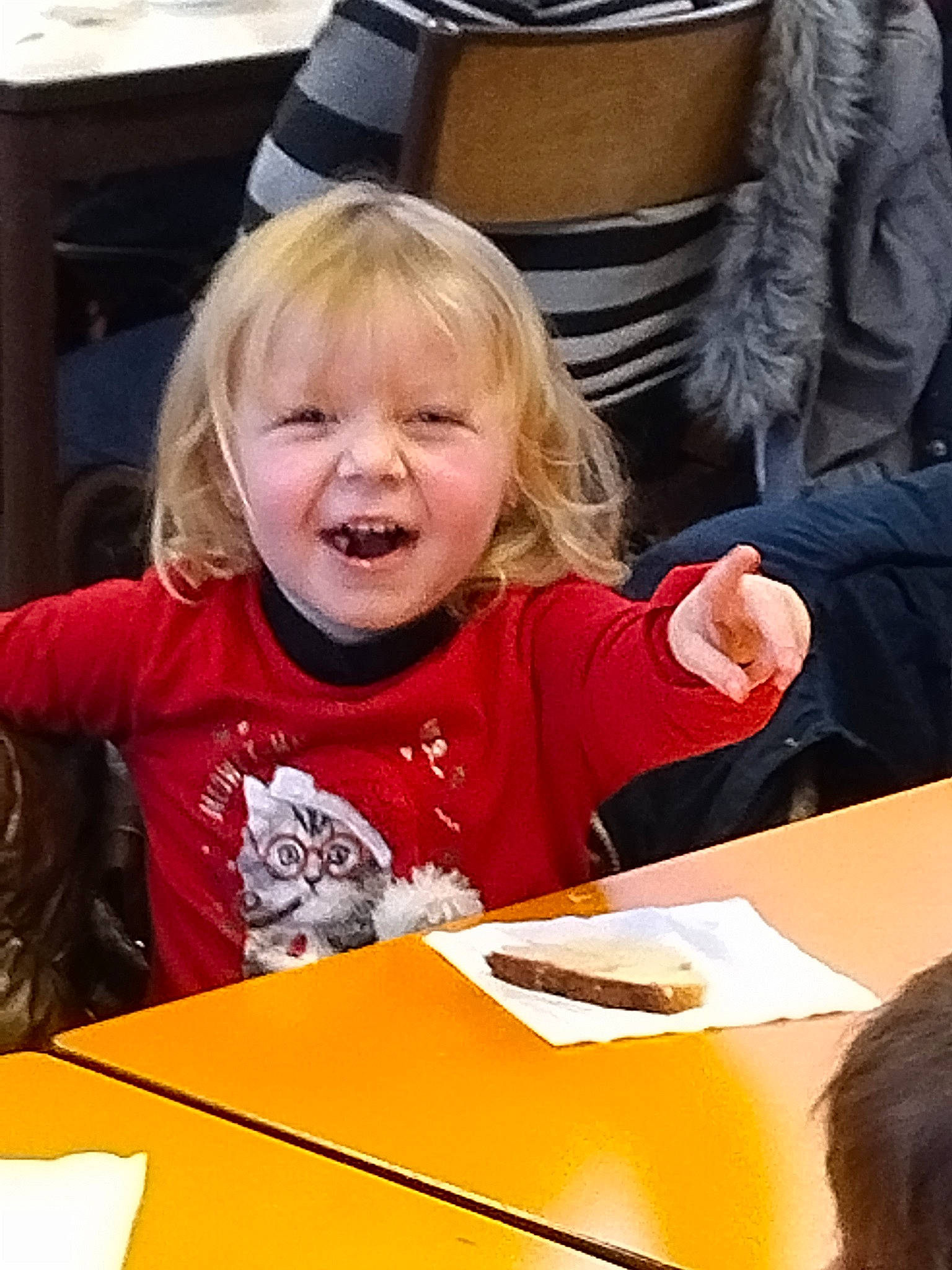 Eden a rejoint le concours — aidez-le/la à gagner de superbes lots ! blond, chair, child, eating, event, food, fun, happy, laugh, lunch, organ, person, plate, sharing, sitting, smile, snapshot, t_shirt, table, toddler