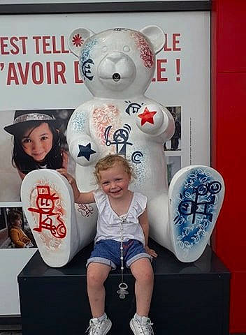 Jaze participe au concours pour gagner de l'argent avec cette photo : advertising, child, headwear, joy, person