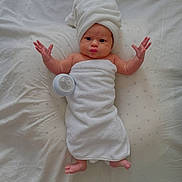 Ohana a rejoint le concours — aidez-le/la à gagner de superbes lots ! arm, baby, bed, blanket, bottle, child, cute, expression, face, foot, hand, indoors, infant, lying_down, newborn, portrait, resting, skin, towel, wrapped